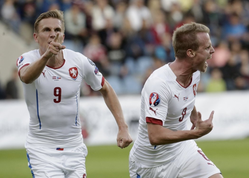 David Limberský a Bořek Dočkal se radují z gólu do sítě Lotyšska