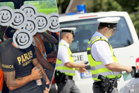 V autě na Pardubicku jelo 13 lidí: »Narvaný« vůz policistům vyrazil dech