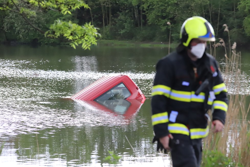 Do kyjského rybníka v pátek večer sjela dodávka. Ve voze nikdo nebyl.