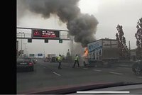 VIDEO: Z dodávky v Praze 5 šlehaly plameny! Hasit začali policisté, Dobříšská ulice je neprůjezdná