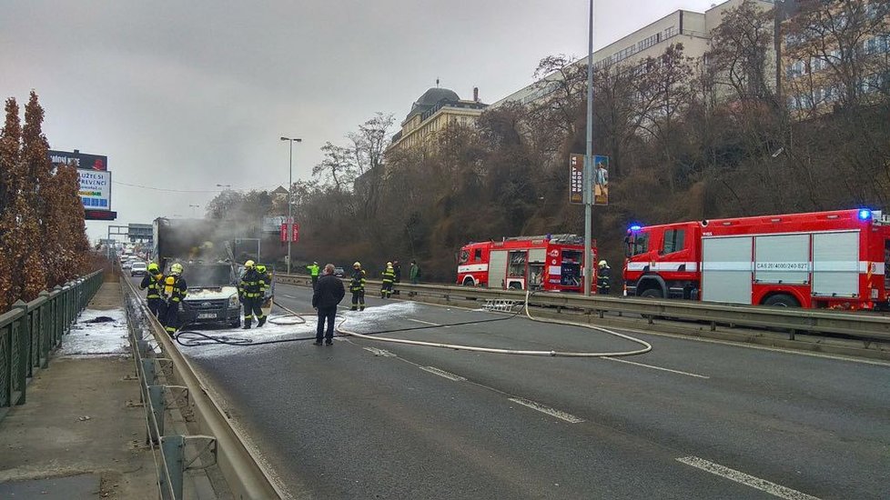 V ulici Dobříšská v Praze 5 vzplála dodávka.