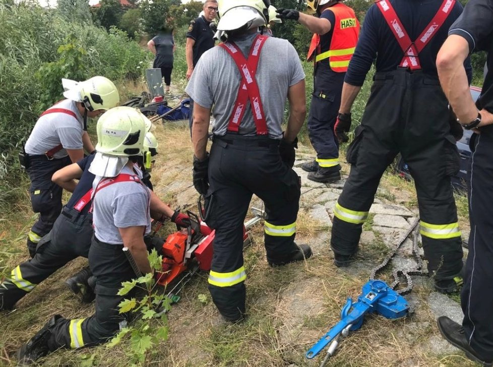 Dodávka na Zbraslavi sjela do vody, řidič nadýchal přes tři promile.