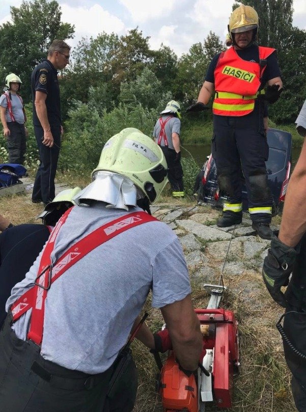 Dodávka na Zbraslavi sjela do vody, řidič nadýchal přes tři promile.