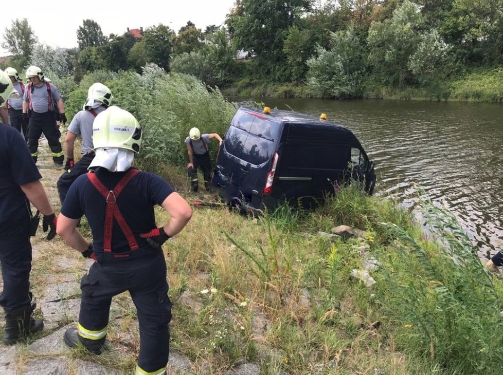 Dodávka na Zbraslavi sjela do vody, řidič nadýchal přes tři promile.