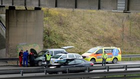 Kvůli nehodě mohli řidiči projíždět jen jedním jízdním pruhem, což vážně zkomplikovalo dopravu na Pražském okruhu.