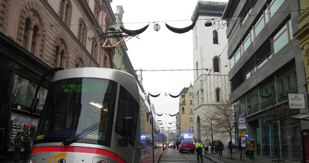Kuriózní nehoda způsobila půlhodinové omezení tramvajové dopravy v centru Brna.