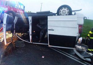 Dodávka skončila na střeše. Dva lidi transportoval vrtulník do nemocnice.