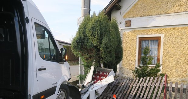 Zapomnětlivý řidič špatně zabrzdil dodávku: Ta mu ujela z kopce a bourala