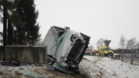 Osm lidí, z toho tři těžce, se zranilo při nehodě dodávky u obce Drysice na Vyškovsku.