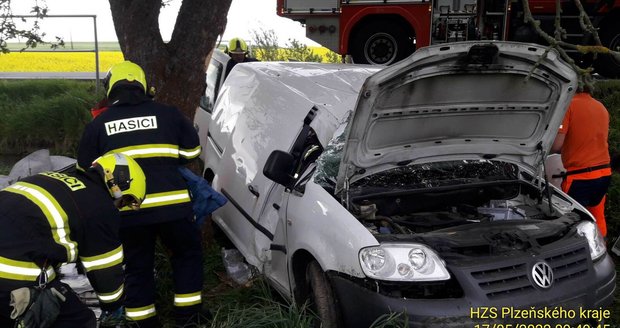 Při nehodě dodávky na Tachovsku se zranil řidič a spolujezdec.