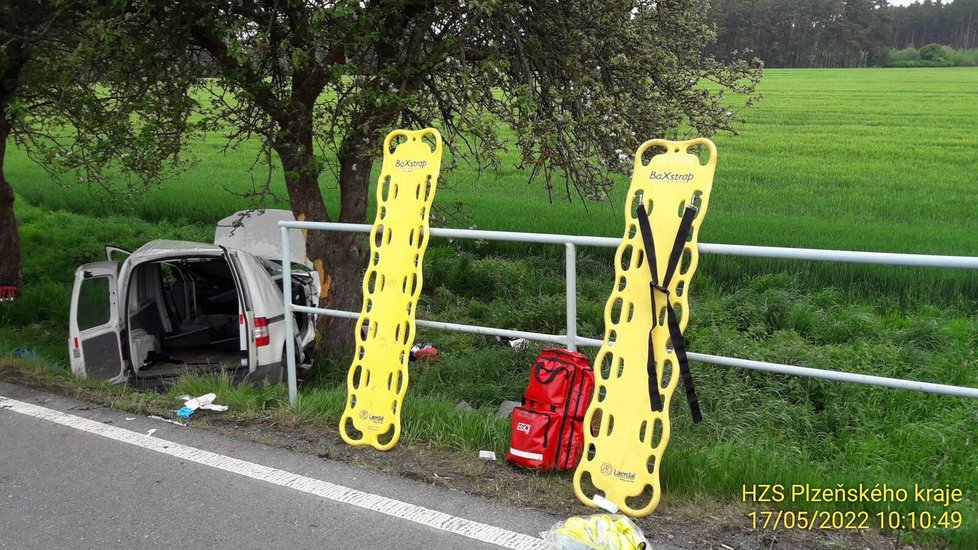 Při nehodě dodávky na Tachovsku se zranil řidič a spolujezdec.