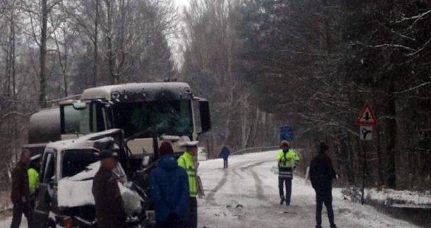 Smrt dvou policistů: Kamion smetl na sněhu jejich dodávku