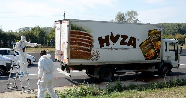 Pátrání po řidiči dodávky smrti: Mrtvé uprchlíky vezl prý Rumun