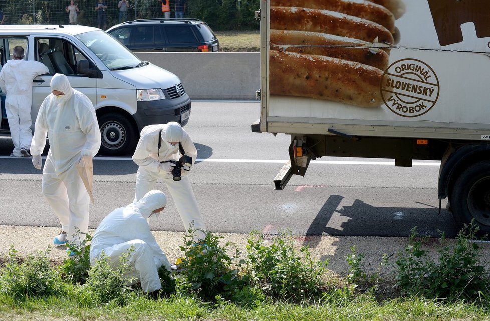 Policisté bedlivě prohledávají místo hrůzného nálezu.