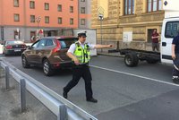 Kuriózní nehoda v Plzni: Z dodávky na frekventované silnici spadla skříň