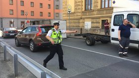 Kuriózní nehoda v Plzni: Z dodávky na frekventované silnici spadla skříň
