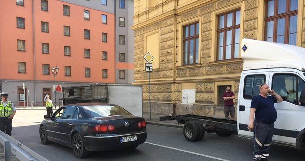 Z dodávky na frekventované silnici v Plzni spadla skříň, zkomplikovalo to dopravu.