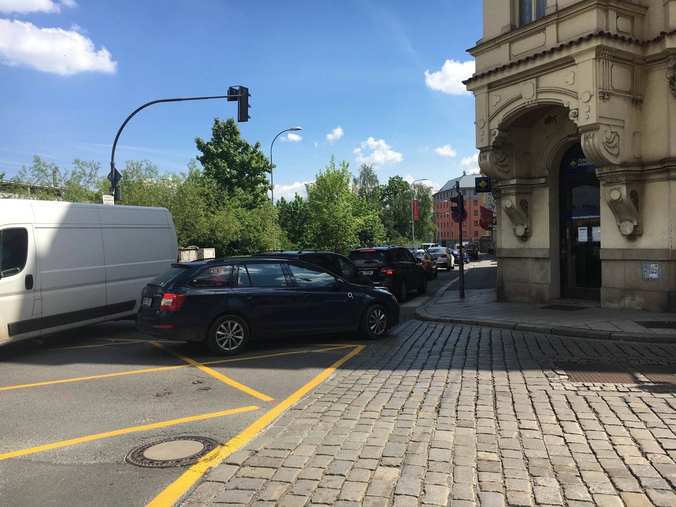 Z dodávky na frekventované silnici v Plzni spadla skříň, zkomplikovalo to dopravu.