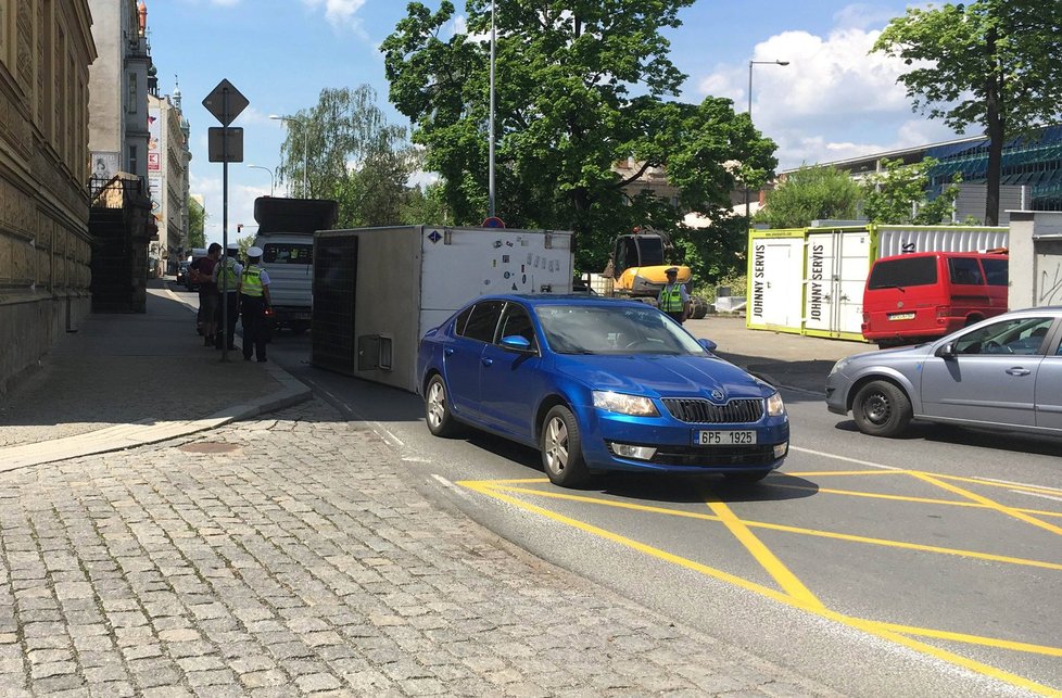 Z dodávky na frekventované silnici v Plzni spadla skříň, zkomplikovalo to dopravu.