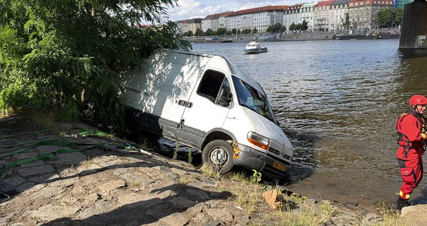 Dodávka pod viaduktem na Strakonické sjela do Vltavy.