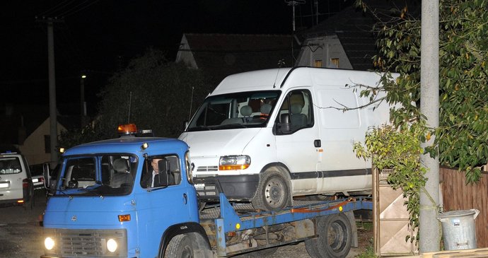 Policie odvezl z domu bratří Hrdličkových dodávku, ve které starší z nich odvezl tělo své oběti z místa činu.