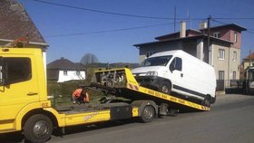 Chtěl si opravit dodávku, ale špatně zabrzdil: Muže z Tachovska zabilo vlastní auto.