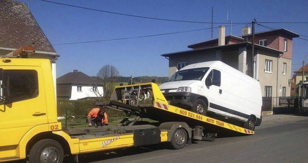 Na Domažlicku zadrželi dodávku s uprchlíky: Po řidiči pátrá vrtulník