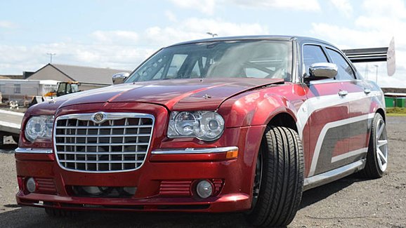 Chrysler 300C: Driftovací speciál s motorem z Viperu