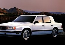 Dodge Dynasty (1988–1993): „Létající cihla“ s předním pohonem