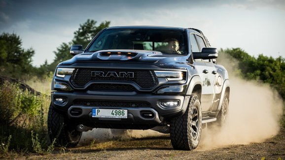 Extrémní pick-up RAM 1500 TRX dorazil do Česka, známe i cenu