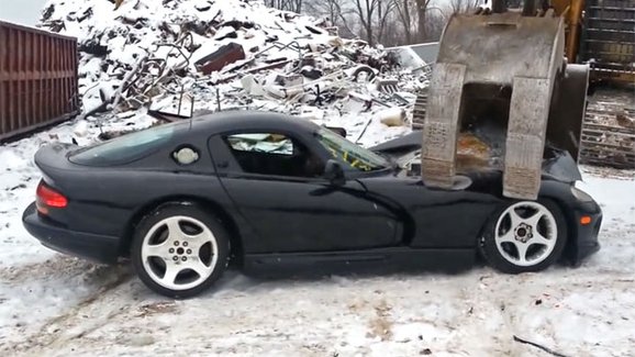 Video: Likvidace Dodge Viper vhání slzy do očí