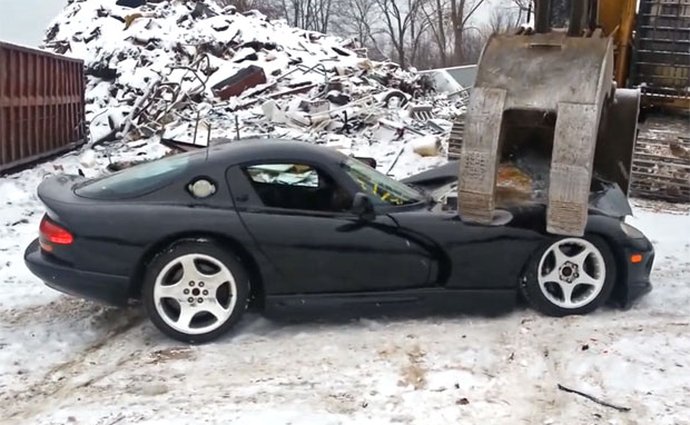 Video: Likvidace Dodge Viper vhání slzy do očí