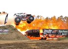 Video: Rekordní skok s monster truckem měří 71,5 metru