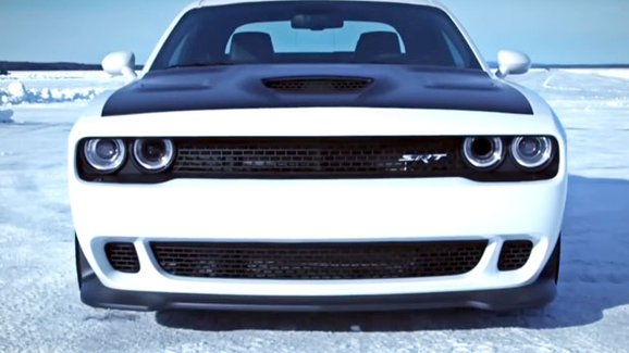 Video: Dodge Challenger Hellcat jede rychlostí 274,56 km/h. Na ledu!