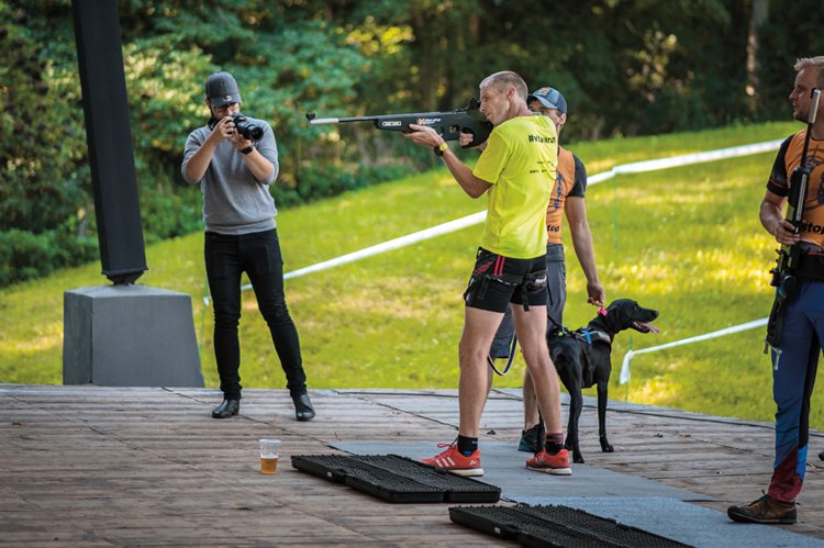 Přestože jsou zbraně laserové, na dogbiatlonové střelnici je pořádný ruch