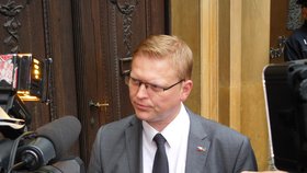 Pavel Bělobrádek před Úřadem vlády