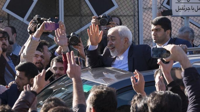 Dohoda o jaderném programu vyvolala v Íránu vlnu nadšení. Ministr zahraničí Mohammad Džavád Zaríf (uprostřed) v obležení příznivců.