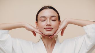 Chcete zeštíhlit obličej nebo zmenšit nos? Stačí oprášit štětce a oblíbenou beauty techniku