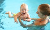 Spoznajte klady a zápory plávania s bábätkom