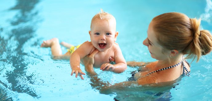 Spoznajte klady a zápory plávania s bábätkom
