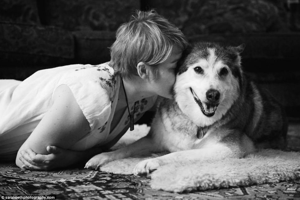 Dojemné fotografie zachycují loučení majitelů se svými mazlíčky před jejich smrtí.