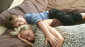 Tristan objímá svou vyčerpanou maminku.