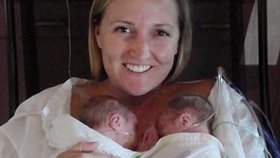 Láska dokáže zázraky! Mrtvý novorozenec ožil po 2 hodinách v matčině náručí
