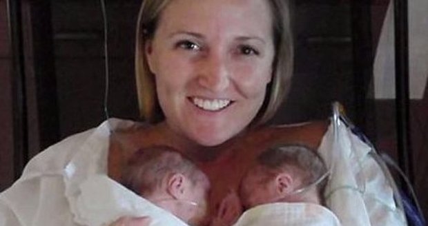 Láska dokáže zázraky! Mrtvý novorozenec ožil po 2 hodinách v matčině náručí