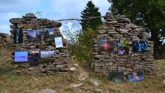 Dobrodružný víkend v neexistující osadě: V krušnohorských ruinách podvanácté proběhne Landart festival 