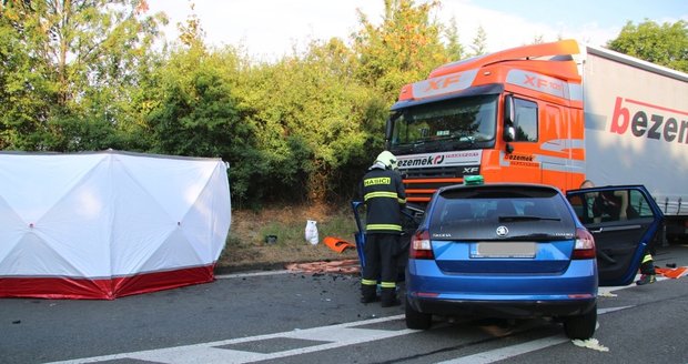 Tragická nehoda u Doks: Tři mrtví po střetu auta s kamionem