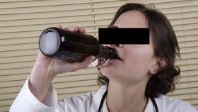 Lékařce z Prostějova se „zlomila jehla a zpackala zákrok“: Víno prý pila z rozrušení