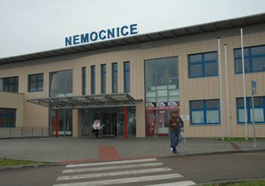 Domažlická nemocnice omezila provoz chirurgie, ležel tam pacient s koronavirem.