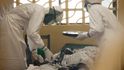 doktor Kent Brantly ošetřuje pacienta nakaženého ebolou, Monrovia, Libérie