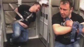 Opilého ruského doktora, který se snažil za letu otevřít nouzový východ, spoutali cestující.